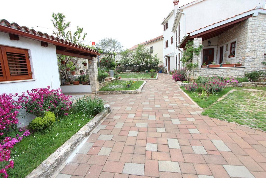 Guest House Liliana Ровинь Экстерьер фото