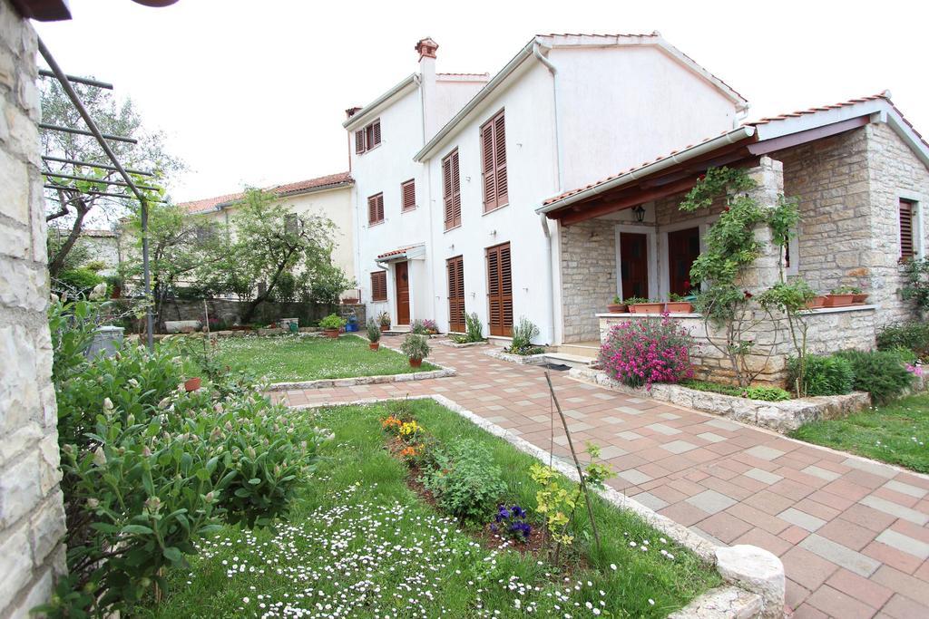 Guest House Liliana Ровинь Экстерьер фото