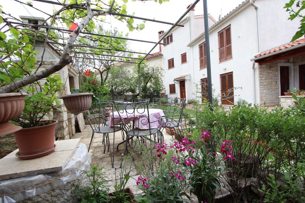 Guest House Liliana Ровинь Экстерьер фото